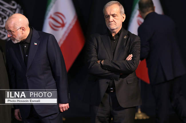 ادای احترام سران قوا و مسئولان نظام به پیکر آقای شهید ایران