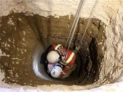 آتش‌نشانان پسر بچه سقوط کرده در چاه را نجات دادند