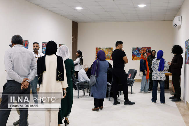نمایشگاه «صلح» در فین؛ پوسترهای آذرخش فراهانی روی دیوار فرهنگ