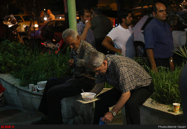 سفره های افطاری در خیابانهای تهران