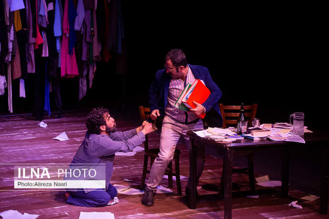 نمایش «موش‌ها و آدم‌ها» در تئاتر شهر قزوین 