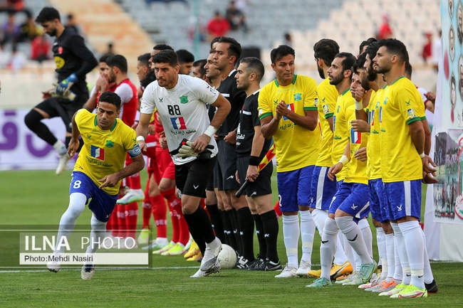   دیدار تیمهای فوتبال پرسپولیس تهران و صنعت نفت آبادان