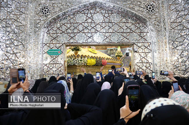 گل آرایی ضریح مطهر حضرت فاطمه معصومه 