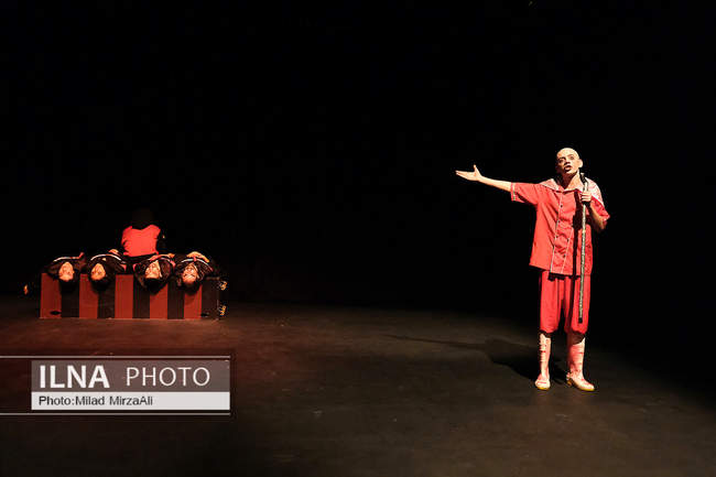 نمایش «لارو» در عمارت نوفل‌لوشاتو 