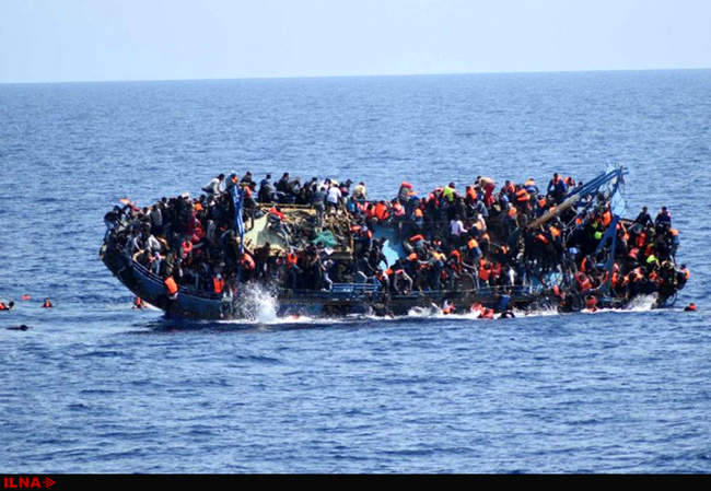 نجات صدها سرنشین قایق واژگون توسط نیروی دریایی ایتالیا 