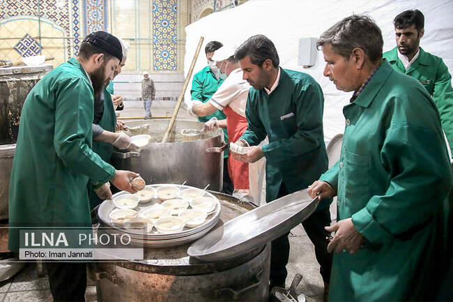 پذیرایی افطار از زائران در ورودی حرم امام رضا(ع)