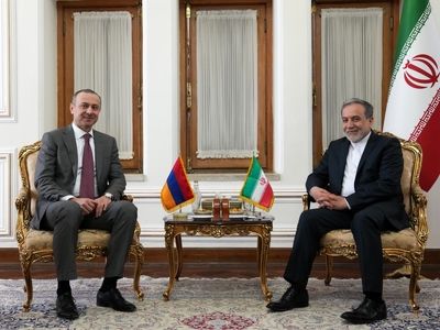 دیدار دبیر شورای امنیت ملی ارمنستان با عراقچی
