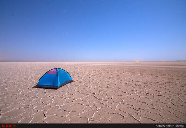 نمای شبانه دریاچه نمک حوض سلطان قم