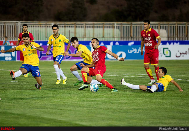 مسابقه فوتبال بین دوتیم نفت تهران و صنعت نفت آبادان