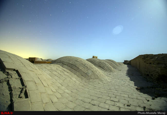 نمای شبانه کاروانسرای دیر گچین، بزرگترین کاروانسرای خشتی گچی ایران 