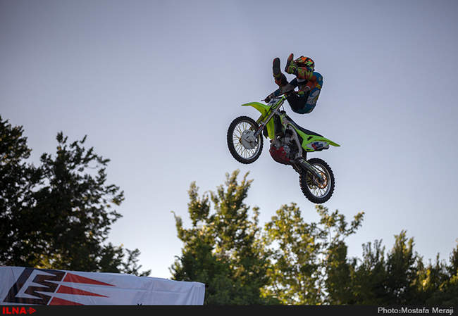 اجرای حرکات نمایشی تاپ رایدر در پارک ملت شهر کرد