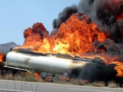آتش‌سوزی کامیون حامل گاز در جاده منوجان - بندر عباس