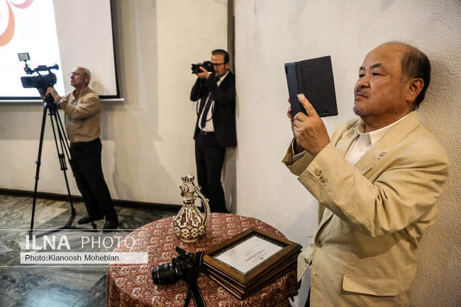 مراسم اهداء الواح زرین فام هنرمند ژاپنی از طرف سفارت ژاپن به موزه رضا