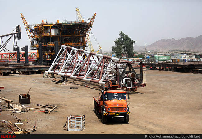 بازدید خبرنگاران از عملیات بارگیری سکوی B 18 پارس جنوبی توسط مجتمع ISOICO