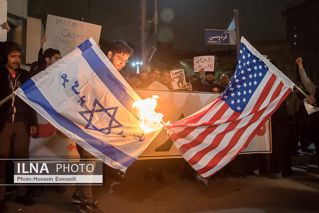 تجمع دانشجویان در مقابل سفارت انگلستان در تهران