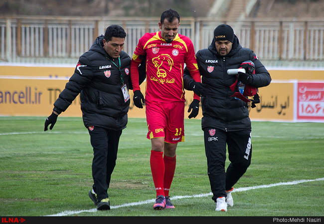 مسابقه فوتبال بین دو تیم نفت تهران و سایپای تهران
