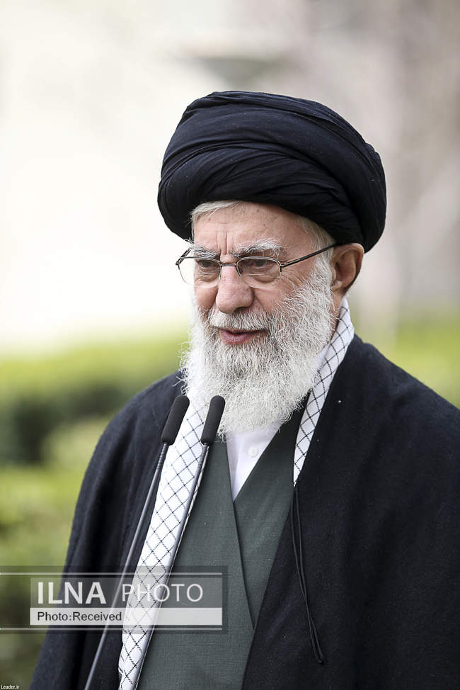کاشت نهال در روز درختکاری توسط مقام معظم رهبری