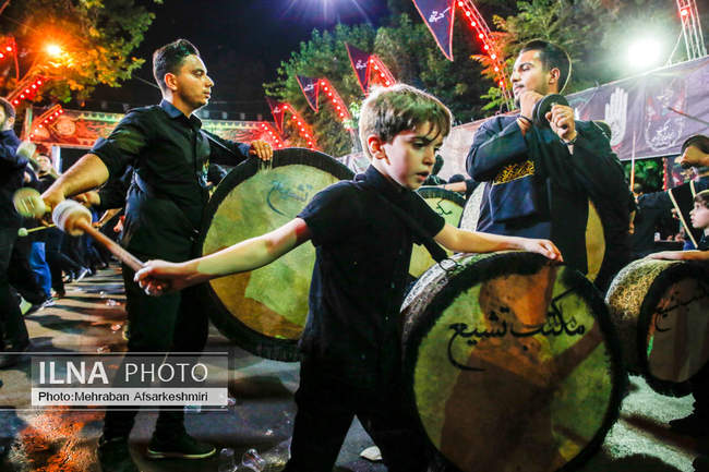 مراسم شاه حسین گویان در تکیه مکتب تشیع در شب عاشورا