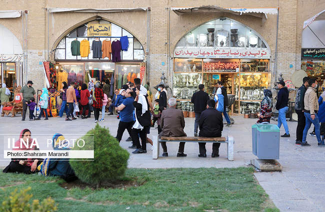 نقش جهان مملو از مسافران نوروزی