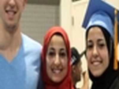 پیکرهای ۳ دانشجوی مسلمان مقتول در آمریکا با حضور هزاران نفر تشییع شد