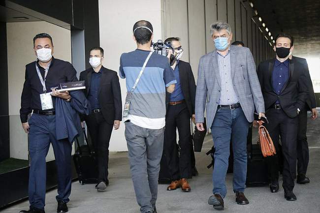 ورود تیم داوری به ورزشگاه آزادی