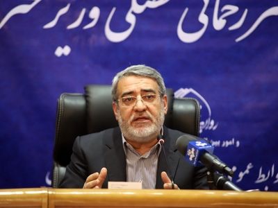 مسئولانی که بدو‌ن اعتقاد  به انقلاب ، پشت میز ریاست نشسته‌اند خائن به مردمند /هر چه داریم از مردمی است که 40  سال بار انقلاب را به دوش کشیده‌اند