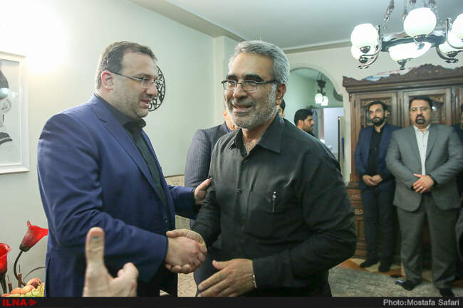 حضور فرید موسوی نماینده مجلس شورای اسلامی در منزل شهید آتش نشان فریدون علی تبار
