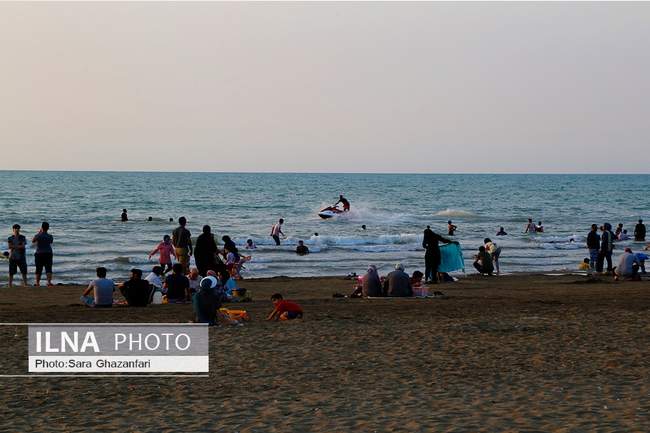 مسافران بدون توجه به وضعیت قرمز کرونایی در ساحل مازندران‎