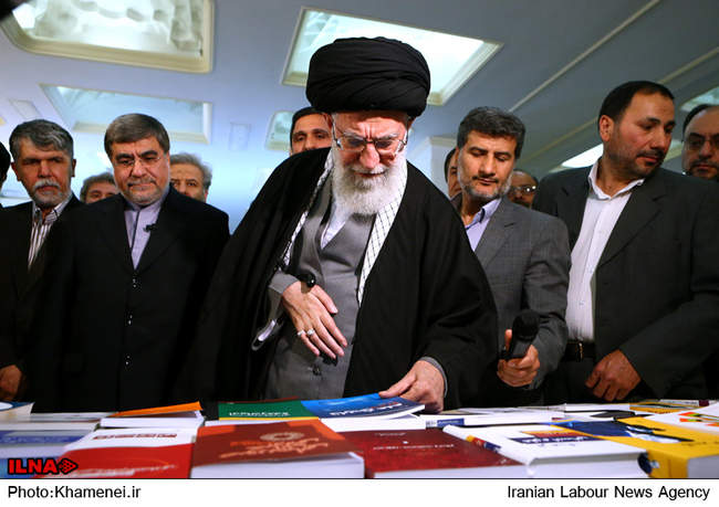  بازدید رهبر انقلاب از نمایشگاه کتاب تهران