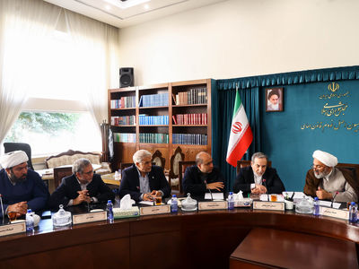 بررسی وضعیت جزایر سه‌گانه با حضور وزیر خارجه