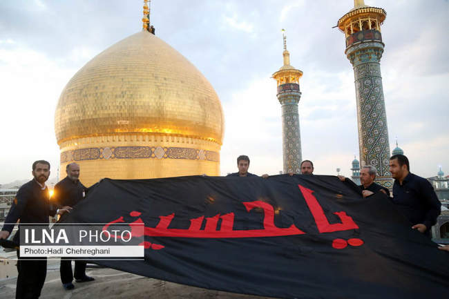 نصب پرچم حرم اباعبدالله الحسین (ع) بر گنبد حرم حضرت معصومه ( س)