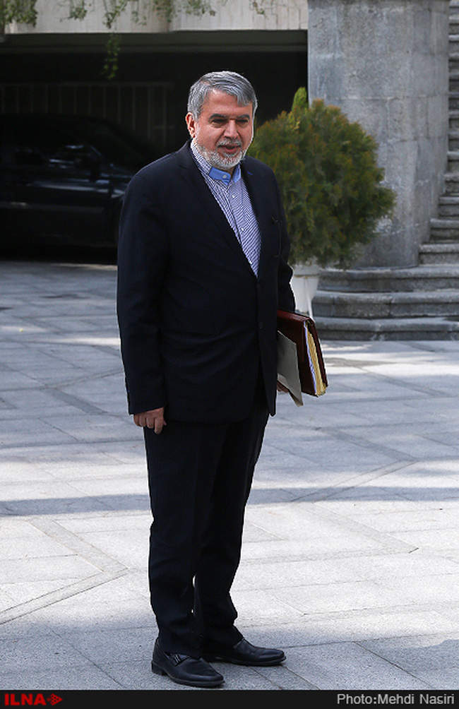 اعضای هیات دولت در حیاط پاستور