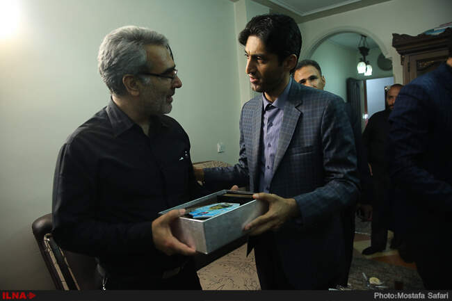 حضور فرید موسوی نماینده مجلس شورای اسلامی در منزل شهید آتش نشان فریدون علی تبار