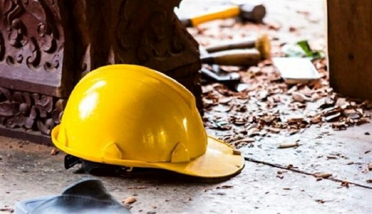 گیر کردن دست یک کارگر  بین دستگاه 