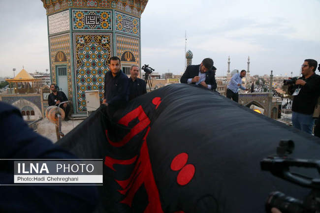 نصب پرچم حرم اباعبدالله الحسین (ع) بر گنبد حرم حضرت معصومه ( س)