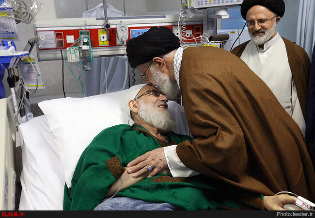 عیادت رهبر معظم انقلاب اسلامی از آیت الله هاشمی شاهرودی 