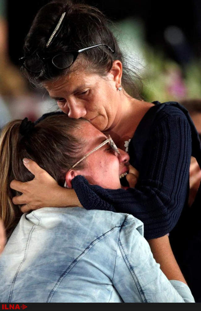 عزاداری خانواده اندوهگین برای از دست دادن عزیزان خود در منطقه زلزله �