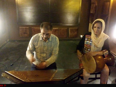دونوازی سنتور و تنبک با بیرون کشیدن دوشاخه‌ها از پریز در حضور مشایخی