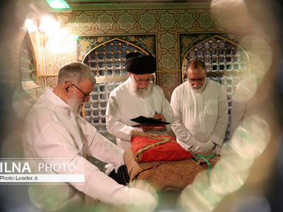 غبارروبی مضجع مطهر حضرت امام رضا (ع)