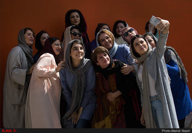 تصاویر رونمایی از پوستر نمایش «کوکوی کبوتران حرم» به کارگردانی افسانه ماهیان 