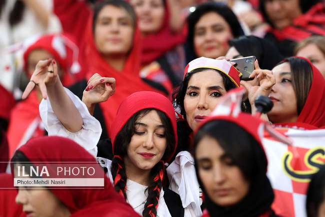 تصاویری از اولین حضور بانوان پرپسولیسی در لیگ برتر فوتبال در ورزشگاه