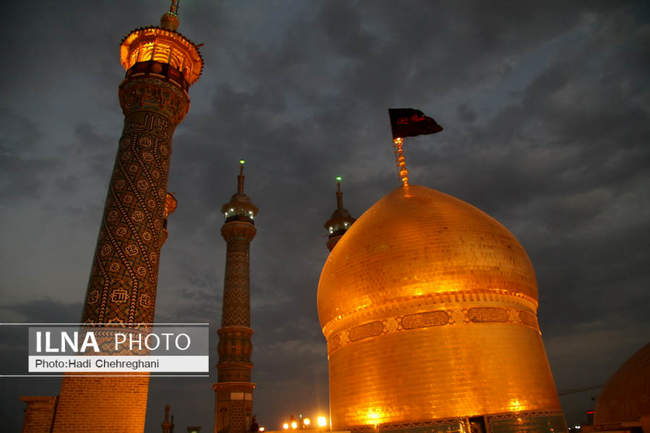 نصب پرچم حرم اباعبدالله الحسین (ع) بر گنبد حرم حضرت معصومه ( س)