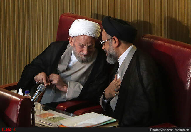 از تاخیر نمایندگان خبرگان در غیاب روحانی تا نشستن نماینده اصفهان بر صندلی آیت‌الله