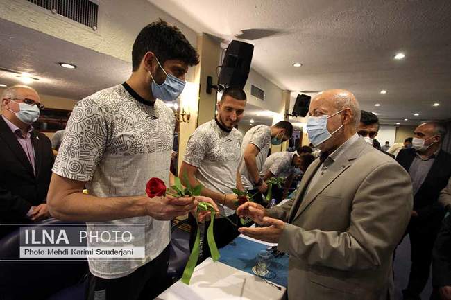 دیدار استاندار اصفهان با مدیریت کارخانه و اعضای تیم فوتبال ذوب آهن  