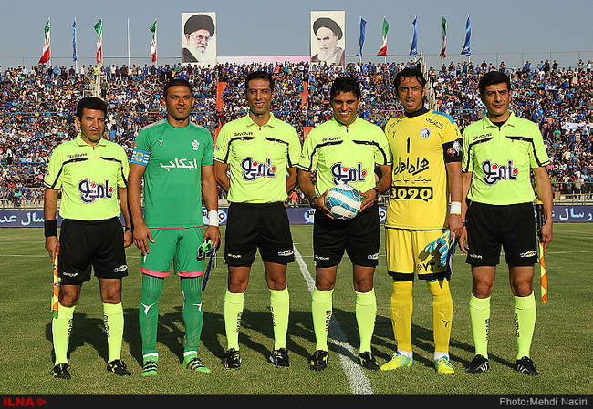 مسابقه فوتبال بین دوتیم استقلال تهران و پیکان 