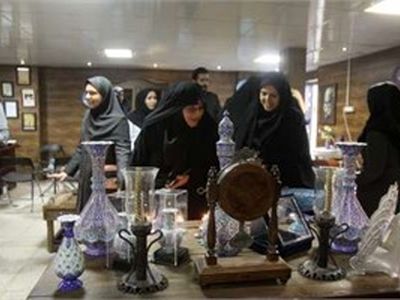 زمینه حضور زنان در مشارکت‌های اقتصادی ایجاد شود