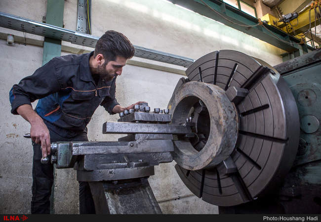 سایه های خمیده کارگران را دریابیم