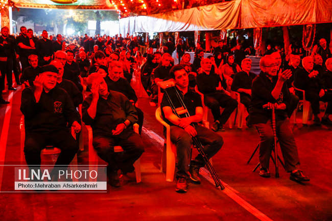 مراسم شاه حسین گویان در تکیه مکتب تشیع در شب عاشورا