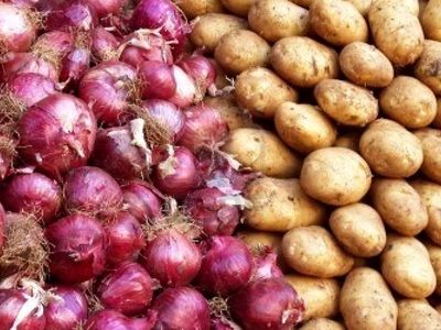 رشد صعودی قیمت پیاز و سیب زمینی در بازار/ گوجه فرنگی 4 هزار تومانی در میادین میوه و تره‌بار