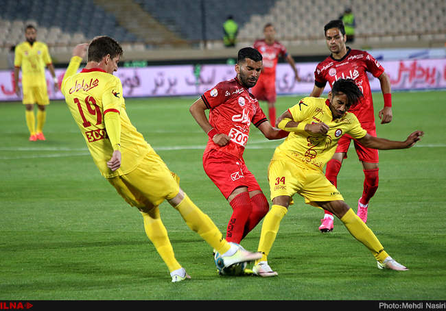 مسابقه فوتبال بین دوتیم پرسپولیس تهران و نفت تهران